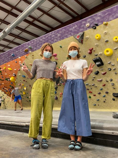 Indoor Climbing Outfit Woman, Bouldering Outfit, Climbing Fashion, Granola Outfits, Climbing Outfits, Cool Pants, Cottagecore Outfits, Fire Fits, Retro Outfits