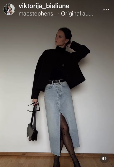 Denim Long Skirt Outfit Winter, Black Leather Midi Skirt Outfit Winter, Denim Skirt Black Tights, Long Jeans Skirt Outfit Winter, Long Blue Denim Skirt Outfit, Long Jean Skirt Outfits Summer Casual, Midi Skirt And Tights, Midi Jean Skirt Outfits Winter, Long Denim Skirt Winter Outfit