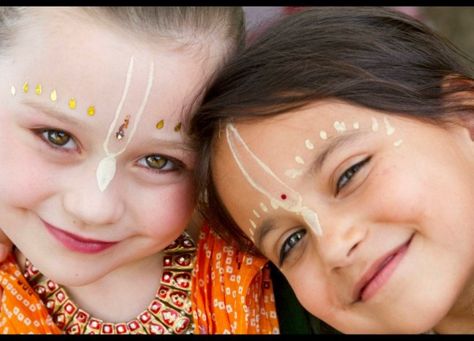 See? Tilak Gopi dots!!!! SO CUTE! Krishna Tilak Design, Gopi Dots, New Krishna, Bengali Bridal Makeup, Preschool Teachers, Face Art Makeup, All World, Indian Aesthetic, Preschool Teacher