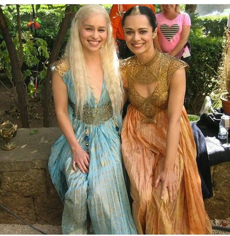 Emilia Clarke Fans* on Twitter: "Old / New pictures of Emilia Clarke… " Daenerys Targaryen Dress, Emilia Clarke Daenerys Targaryen, Character Styles, Walks In London, Tumblr Aesthetic, Mother Of Dragons, Emilia Clarke, British Actresses, Street Style Inspiration