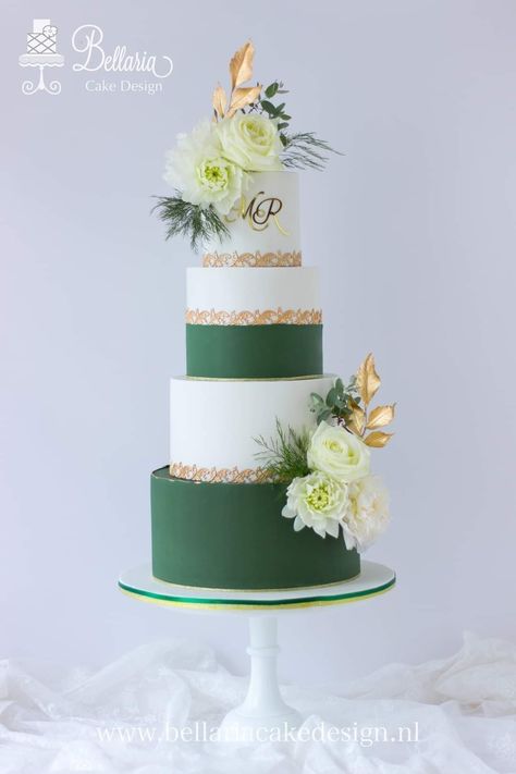 Emerald Wedding Cake, Ukrasavanje Torti, Wedding Cake Emerald Green, Quince Stuff, Baby Boy Birthday Cake, Green Wedding Cake, Traditional Wedding Cakes, 8 Martie, Green Cake