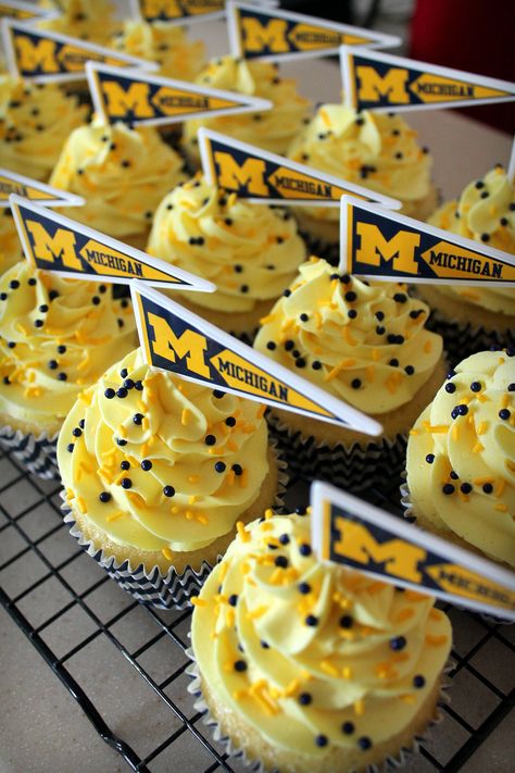 University of Michigan cupcakes Michigan Cupcakes Go Blue, University Of Michigan Cupcakes, University Of Michigan Birthday Party, University Of Michigan Graduation Party, Michigan Themed Party, University Of Michigan Grad Party Ideas, University Of Michigan Party, Michigan Cupcakes, Michigan Football Party