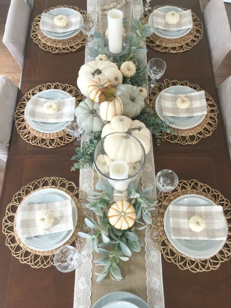 Neutral Fall Decor Ideas, Fall Table Runner, Tafel Decor, Neutral Fall Decor, Fall Table Runners, Fall Thanksgiving Decor, Thanksgiving Table Settings, Fall Tablescapes, Thanksgiving Tablescapes