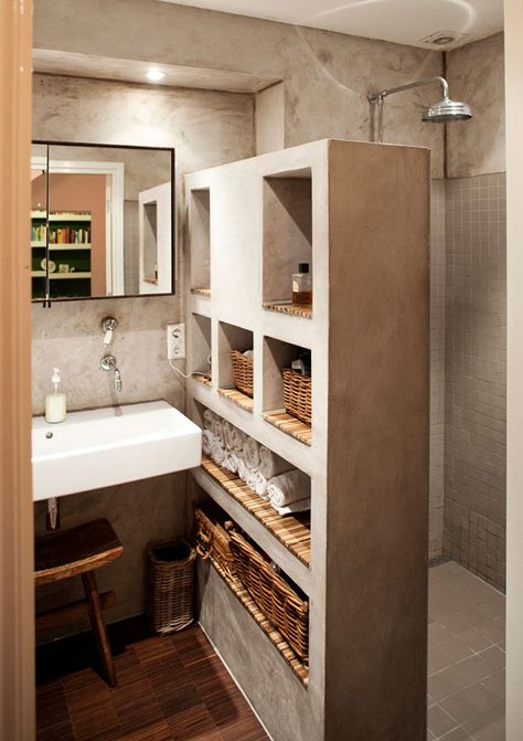 Built In Storage Between The Sink And Shower Drømme Bad, Bathroom Design Decor, Farmhouse Bathroom Decor, Studio Apartment Decorating, Bathroom Layout, Diy Home Decor Easy, Small Bathroom Decor, Farmhouse Bathroom, Small Bathroom Remodel