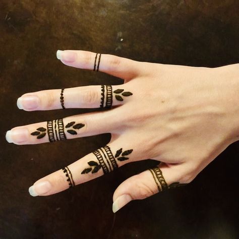 Ring Mehndi Design, Henna Motive, Paisley Tattoos, Henne Tattoo, Tato Jari, Henna Inspired Tattoos, Henna Designs For Kids, Tato Henna, Finger Henna Designs