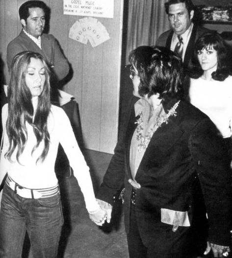 Elvis Presley Gospel, Elvis Presley Priscilla, Elvis Collectors, Elvis Presley Family, Linda Thompson, Elvis Presley Pictures, Burning Love, Elvis Presley Photos, Priscilla Presley