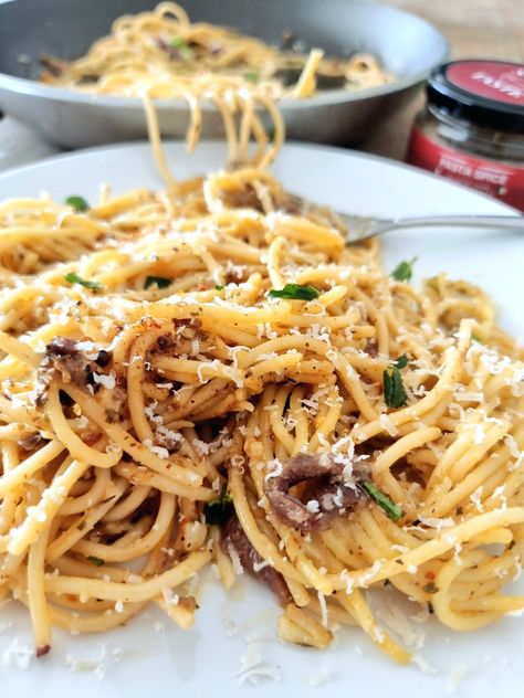 Pasta And Anchovies, Anchovie Pasta Recipes, Anchovies Pasta, Pasta Olives, Yellowtail Recipe, Pasta With Anchovies, Garlic Olives, Anchovy Pasta, Anchovy Recipes