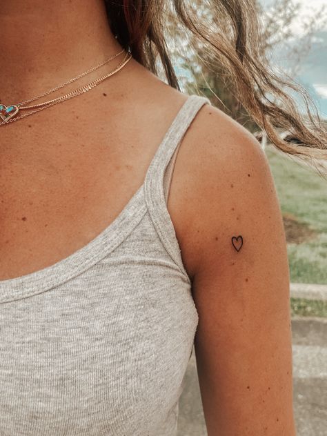 Upper Arm Small Tattoo, Tiny Tattoos Heart, Small Arm Tattoo Placement, Small Upper Arm Tattoos For Women, Arm Tattoo Shoulder, Minimalist Arm Tattoo, Tattoo Ideas Tiny, Womens Tattoos, Tattoos Heart