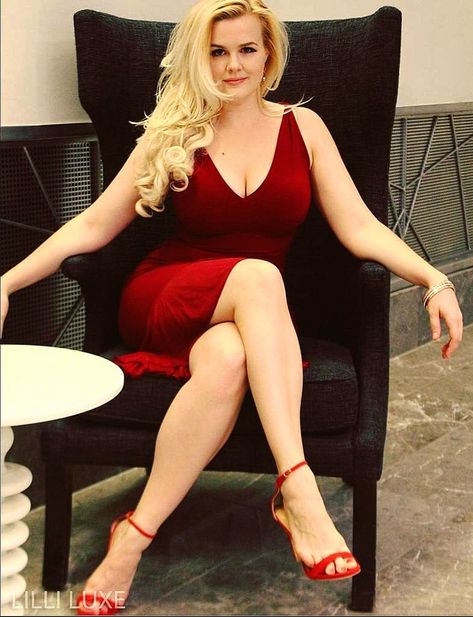 Curvy doll Lilli Luxe shows it off in head-to-toe CFM Body Appreciation, Lilli Luxe, Female Body, Girls Trip, Red Formal Dress, Lady In Red, Girl Outfits, Wonder Woman, Plus Size