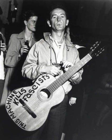 This machine kills fascists Woody Guthrie, David Foster Wallace, Dust Bowl, I'm With The Band, John Green, Folk Music, Music Icon, Bruce Springsteen, Guitar Chords