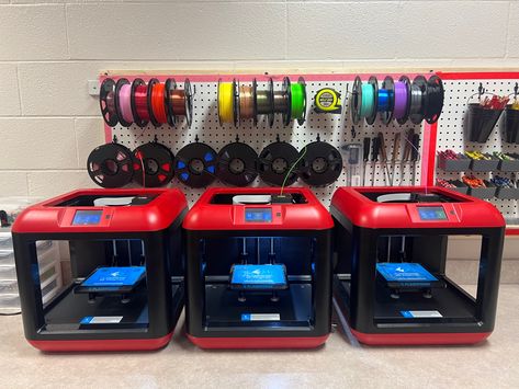 3D printing organization and filament storage. 3d Printer Room Setup, 3d Printer Organization Ideas, 3d Print Station, 3d Printer Station, Printer Organization, Stem Room, Printing Station, Filament Storage, Organizing Hacks