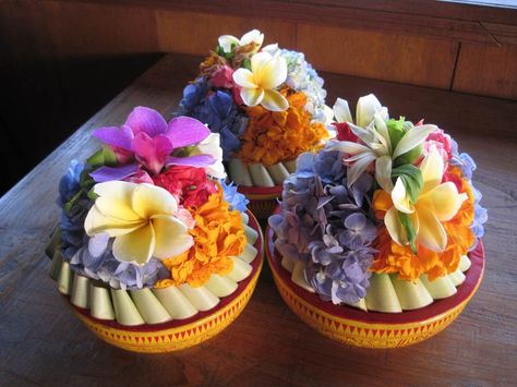 Bali Flower Arrangement, Fresh Flower Centerpieces, Bali Flowers, Round Table Centerpieces, Balinese Food, Bali Decor, Balinese Garden, Wedding Centrepieces, Bali Jewelry