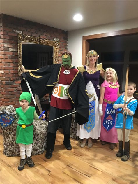 Zelda(s), Link(s) and Ganon costumes (all homemade!) Link Zelda Halloween Costume, Legend Of Zelda Family Costume, Zelda Family Halloween Costumes, Zelda Family Costume, Legend Of Zelda Trunk Or Treat, Link And Zelda Costumes, Zelda Halloween Costumes, Zelda Trunk Or Treat, Link Zelda Costume