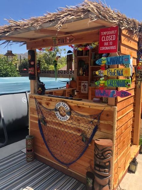 Tiki Bars Diy, Tikki Bar, Garden Bar Ideas, Outdoor Garden Bar, Outdoor Tiki Bar, Tiki Bar Ideas, Bar Mini, Diy Outdoor Bar, Bar Shed