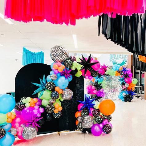 Cloverleaf HOCO 2024 Neon Nights 🪩💃🏽🕺🏽💚 Loving our sequin wall🎉 @cloverleafcolts #homecoming #highschool #hoco #homecoming2024 #neonnights #neon #fyp #schooldance #dance #balloons #bubblesandbows🎈🎀 Neon Balloons, Hoco 2024, Sequin Wall, Neon Nights, Night Love, School Dances, Our Love, Homecoming, Sequin