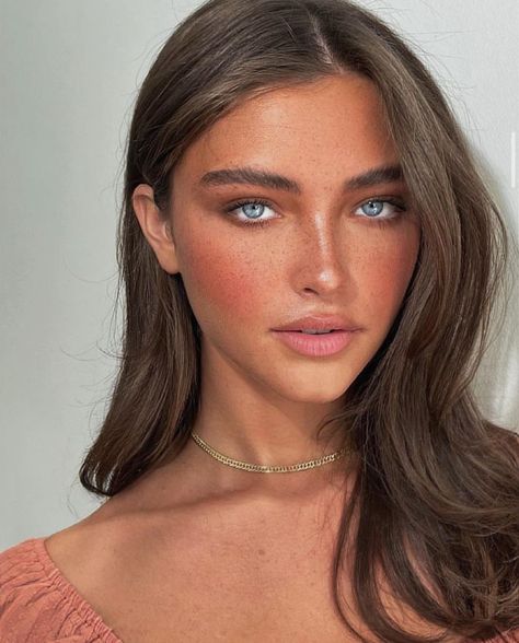 Blue Eyes Tan Skin, Tan Skin Makeup, Sydney Melman, Natural Makeup Look Tutorial, Woman With Blue Eyes, Amazing Eyes, Brunette Woman, Makeup Eye Looks, Lip Hair