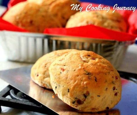 Savory Onion Buns – Bangalore Iyengar Bakery Khara Buns Onion Buns, Buns Homemade, Chili Dinner, Potato Dinner, Breads & Buns, Bread Bowl, Dinner Rolls Recipe, Cookie Snack, Green Chili