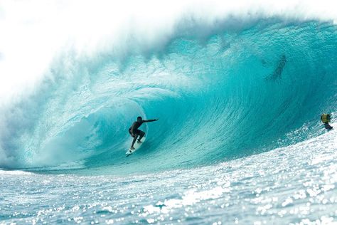 Happy Aloha Friday! If you have heard rumors about the legendary Banzai Pipeline Hawaii, known around the world for its perfect waves, then head to Ehukai Beach Park on the North Shore Oahu. Rated as one of the best Oahu beaches on the North Shore, surfing pipeline is an unique experience within itself! #NorthShore #BanzaiPipeline #SurfinginHawaii #Oahu #Hawaii #OlaProperties #BookDirect #AlohaFriday Surfing Wallpaper, Surfing Magazine, Oahu Beaches, Moving To Hawaii, North Shore Oahu, Hawaii Surf, Summer Surf, Wallpaper Laptop, Water Waves