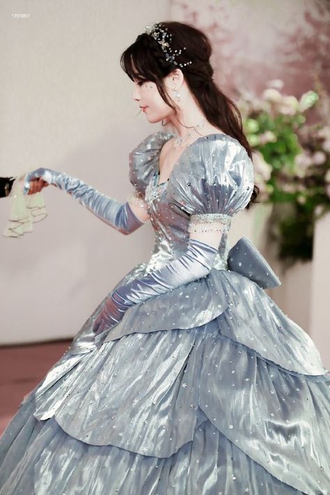 Old Timey Dresses Vintage, Enchanted Hairstyles Fairytale, Fantasy Princess Dress, Princess Style Dress, Wedding Dresses Ideas, Old Fashion Dresses, Fantasy Gowns, Fairytale Dress, Dresses Ideas