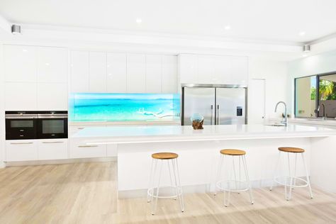 Acrylic Splashbacks, White Kitchen Inspiration, Kitchen Splashbacks, Shower Wall Panels, Kitchen Splashback, Glass Splashback, Decorative Wall Panels, White Modern Kitchen, Elegant Kitchens