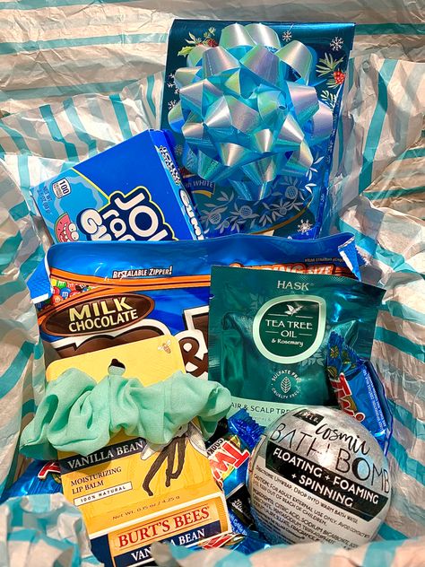 Blue, basket, friends, birthday, gift Blue Birthday Basket, Valentines Baskets For Him, Bday Treats, Valentines Baskets, Blue Gift Basket, Valentine Basket, Birthday Gift Basket, Basket Blue, Girl Gift Baskets