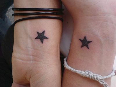 Cute Couple Star Tattoo Black Star Tattoo, Star Tattoo On Wrist, 27 Tattoo, Tattoo On Wrist, Best Couple Tattoos, Cute Matching Tattoos, Matching Friend Tattoos, Couples Tattoo Designs, Meaningful Tattoos For Women