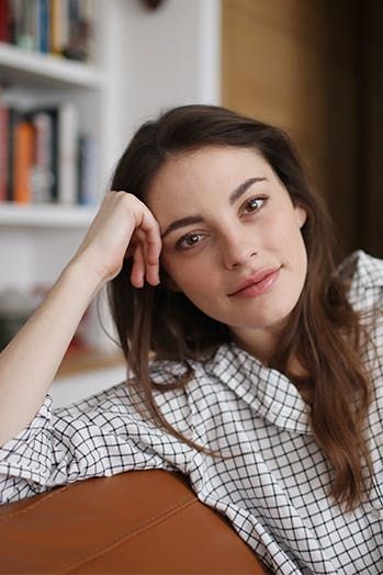 How to Achieve the French Girl No-Makeup Look, According to a Real-Life ‘Emily in Paris’ Parisian Style Makeup, Emily In Paris Makeup, Parisian Makeup Look, French Women Makeup, French Women Beauty, French Girl Makeup Look, Parisian Makeup, French Girl Makeup, French Girl Hair