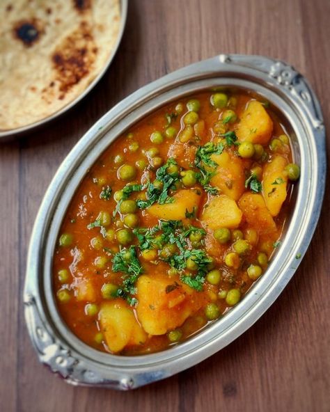 potato peas curry Aloo Gobi Recipe Punjabi, Aloo Mutter Recipe, Aloo Mutter, Potato And Pea Curry, Gobi Recipes, Vegetarian Platter, Curry Recipes Vegetarian, Aloo Gobi, Vegetarian Curry