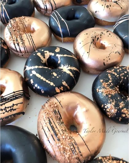 New Year Donut Ideas, Mini Donuts Ideas, Donut Business, Donuts Ideas, Graduation Cake Designs, Gold Donuts, Fancy Donuts, Donut Decorating Ideas, Dirt Pudding