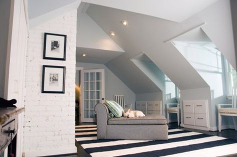 Not all walls are vertical. If you’re finishing out an attic loft or a vaulted ceiling, your walls may be slanted. Gable roof lines create inverted V-shaped walls inside. By slightly altering standard installation techniques, you can hang drywall on slanted walls for a finished living space. Sloped Ceiling Bedroom, Ceiling Bed, Slanted Walls, Attic Ideas, Finished Attic, Slanted Ceiling, Dormer Windows, Attic Renovation, Attic Spaces