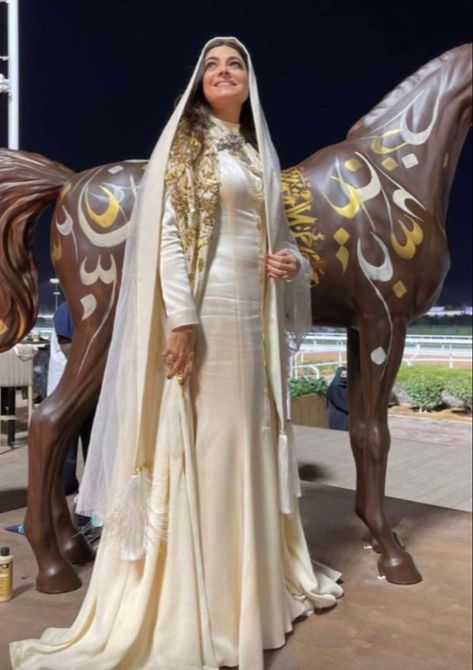 Attendees at the Saudi Arabia Cup, the world’s most valuable horse race. The dress code was a homage to traditonal attire. Saudi Arabia Clothing, Saudi Dress, Hebrew Wedding, Arabian Dress, Fashion Displays, Modern Costumes, Arabian Women, 100 Euro, Wedding Bridal Veils