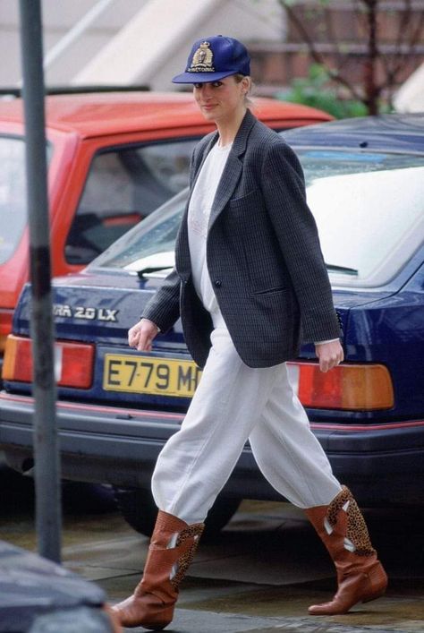 Boots And Sweatpants, Running Errands Outfit, Outfit Hiking, Princess Diana Fashion, Best Casual Outfits, Camilla Parker Bowles, Diana Fashion, Clarence House, Princes Diana