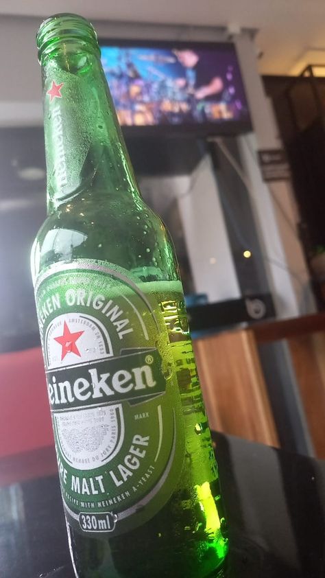 Heineken Heineken Fake Story, Heineken Beer, Fake Foto, Paris 1900, Story Fake, Alcohol Aesthetic, Fake Story, Insta Story, Cute Couple Videos