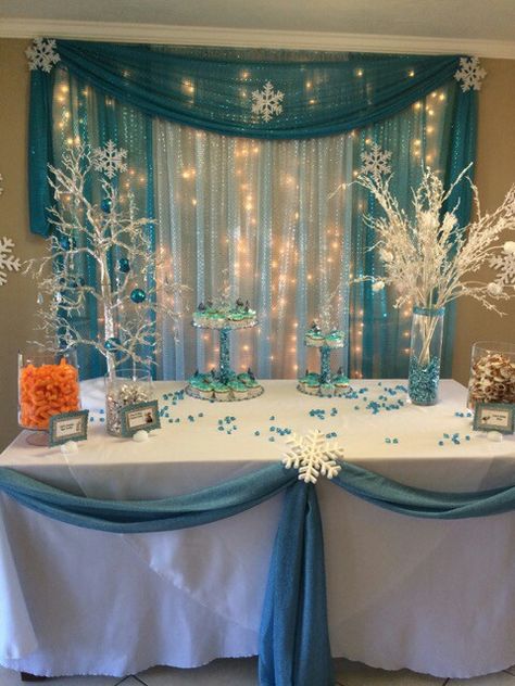 Frozen Themed Birthday Backdrop, Frozen Party Backdrop Ideas, Diy Frozen Castle Backdrop, Frozen Table Decor, Frozen Themed Birthday Party Decoration Backdrops, Frozen Background Backdrops, Elsa Birthday Party Ideas Decoration, Frozen Backdrop Ideas, Frozen Theme Backdrop