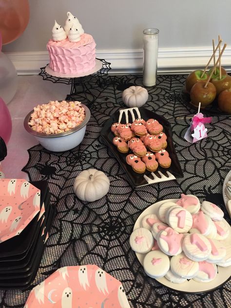 Slumber Party Birthday, Girls Birthday Party Themes, Birthday Halloween Party, Slumber Parties, Halloween Night, Halloween Birthday, Halloween Kids, Girls Night, Birthday Theme