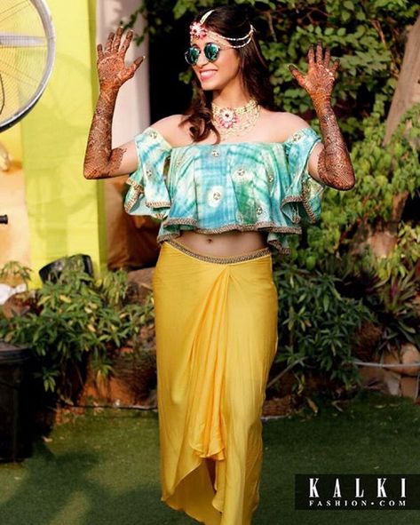 1 mehendi outfits Haldi Costume, Mehendi Pose, Mehndi Look, Fusion Outfits, Shaadi Outfits, Mehendi Dress, Short Kurti Designs, Wife Clothes, Mehndi Outfit