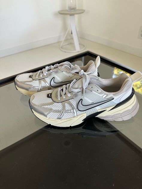 Chrome details on sneakers justs gives it a more streetstyle look to them. #sneakers #streetstyle #nike #ltkshoecrush Nike Vintage Shoes, Nike Fashion Outfit, Gucci Leather Shoes, Nike Tenis, Fall Sneakers, Nike Sneakers Women, Sneakers Street Style, Nike Shoes Outfits, Comfort Shoes Women