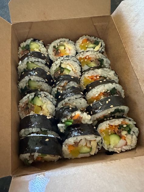 Kimbap #koreanfood #kimbap Night Cravings, Sushi Sushi, Aesthetic Green, Cash Money, Random Pictures, Foods To Eat, Korean Food, Pretty Food, Easy Snacks