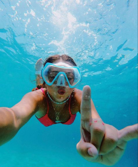 Swimming Goggles Aesthetic, Aesthetic Goggles, Goggles Aesthetic, Goggles Drawing, Girl Under Water, Summer Moodboard, Diving Goggles, Gas Mask Girl, Mask Girl