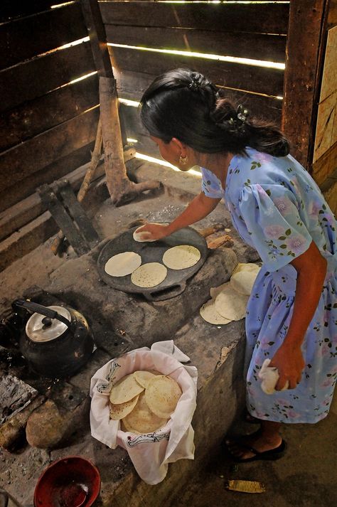 Corn Tortillas Mayan Food, Mexico Party, Homemade Corn Tortillas, Maya Civilization, Mexican Snacks, Latino Art, Western Theme Party, Mayan Culture, Tortilla Recipe