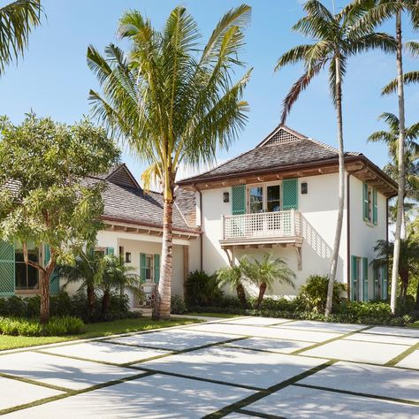 Inside a Worldly Floridian Home Where Imperfect Design Is the Name of the Game | Architectural Digest Shake Roof, Quartz Tiles, Silver Tile, Tall Ceilings, Neutral Walls, Old Florida, Living Room Colors, Florida Home, Old World Charm