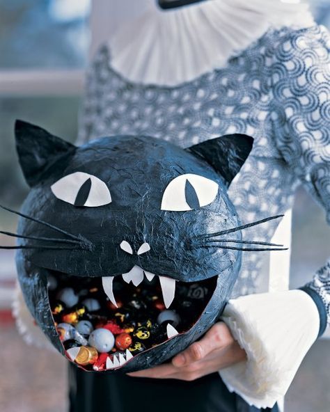 Pin for Later: 23 Amazing Ways to Use Balloons Black Cat Candy Bowl Create this black cat bowl out of papier-maché and balloons.  Source: Martha Stewart Halloween Party Craft, Dulceros Halloween, Cat Candy, Manualidades Halloween, Zucca Halloween, Vintage Halloween Decorations, Halloween Diy Crafts, A Black Cat, Easy Diy Halloween