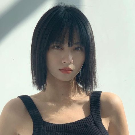 Korean Girl Reference, Chinese Haircut Woman, Japanese Girl Reference, Asian Women Short Hair, Chinese Short Hair, Portrait Reference Black And White, Korean Haircuts For Women, Short Hair Chinese, Woman Aesthetic Outfit