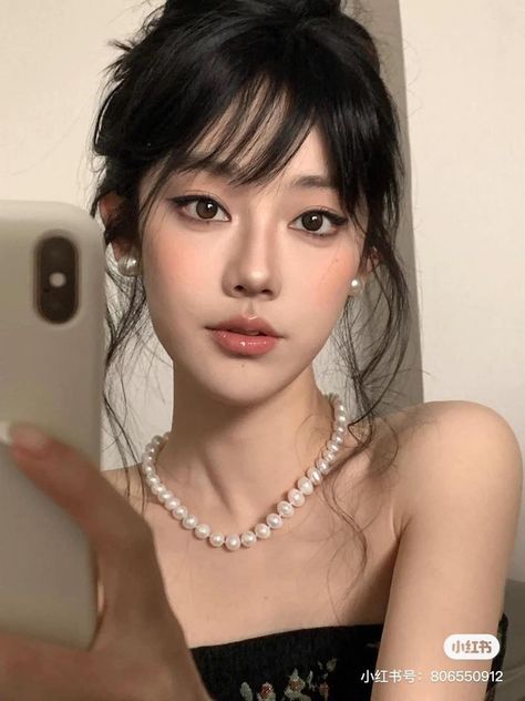 Korean Prom Hairstyle, Korean Hair Styles With Bangs, Elegant Bangs Hairstyle, Side Bang Updo, Prom Hairstyles With Bangs, Prom Hairstyles Updos, Hairstyle For Prom, Sunkissed Hair Brunette, Softball Hairstyles