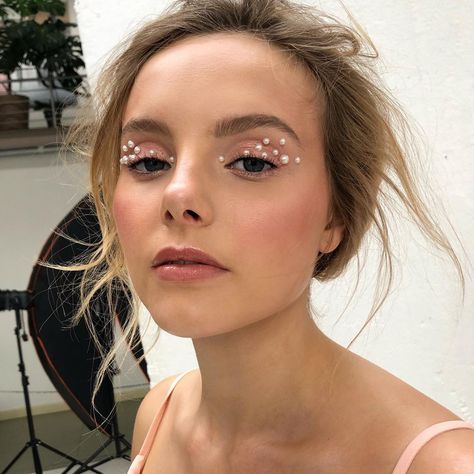 Pearly perfection from Rae Mathieson 🦪 Rhinestone Makeup, Make Up Inspiration, Valentines Makeup, Fairy Makeup, Creative Eye Makeup, Creative Makeup Looks, Elegante Casual, Editorial Makeup, Makati