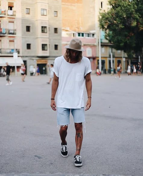 Summer Skater Outfits Men, Mens Surfer Style, Vans Outfit Men, Surf Style Men, Festival Outfits Men, Vans Outfit, Mens Summer Outfits, Spring Outfits Men, Summer Shorts Outfits