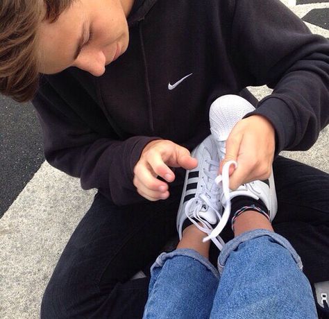 Tying her shoe laces Sport Videos, Bae Goals, Humor Videos, Goals Pictures, Boyfriend Goals, The Perfect Guy, Sport Style, Cute Relationship Goals, Future Boyfriend