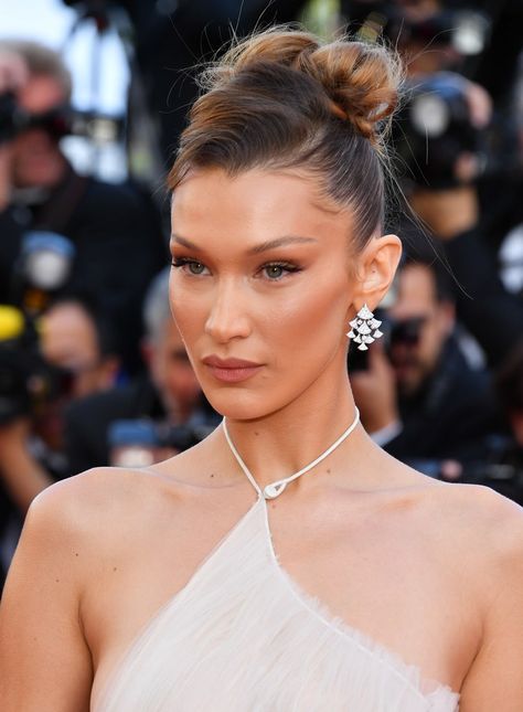 Cannes Film Festival 2019: The best beauty looks to cross the red carpet Famous Hairstyles, Red Carpet Hair, Romantic Updo, Anja Rubik, Dior Makeup, Moda Chic, Hadid Style, Bridal Updo, Monica Bellucci