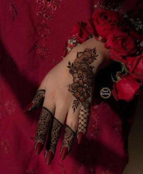 Decent Mehndi Designs For Eid, Bridal Mehndi Simple, Finger Mehndi Design, Mehendi Bridal, Design Mehendi, Mehndi Bridal, Easy Mehndi Designs, Hand Mehendi, Henna Hands