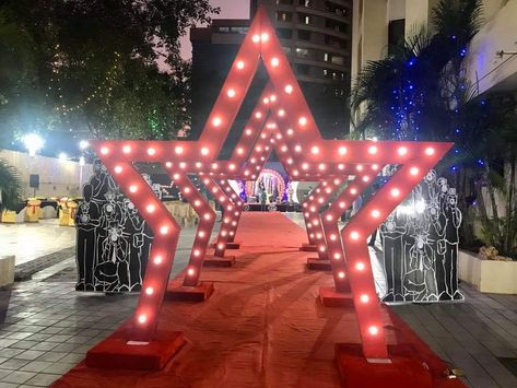 Carnival Theme Event Decor, Circus Christmas Decorations, Event Entrance Arch Design, Red Carpet Invitations, Las Vegas Christmas, Burlesque Party, Entrance Arch, Event Entrance, Bollywood Theme